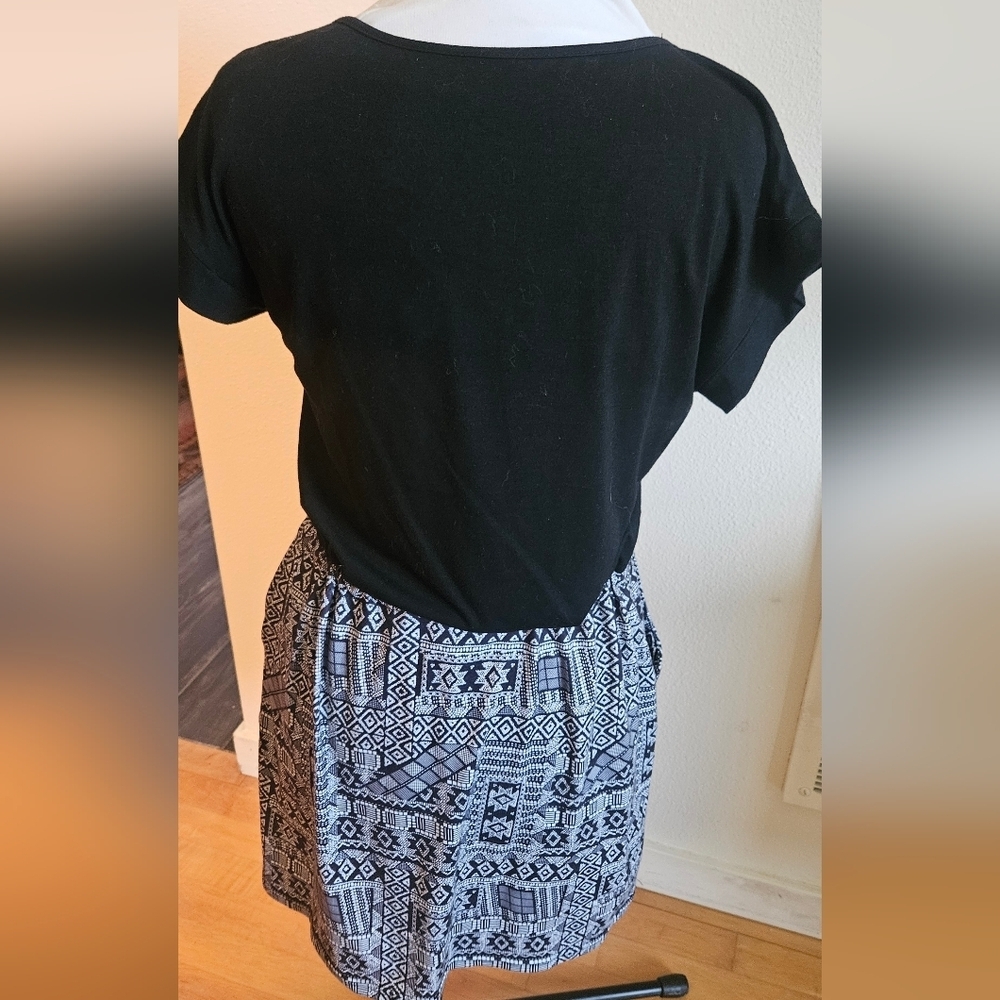 Women's Tie Front V-neck Short Sleeve Dress Black & Geometric Design Size M - Picture 4 of 7
